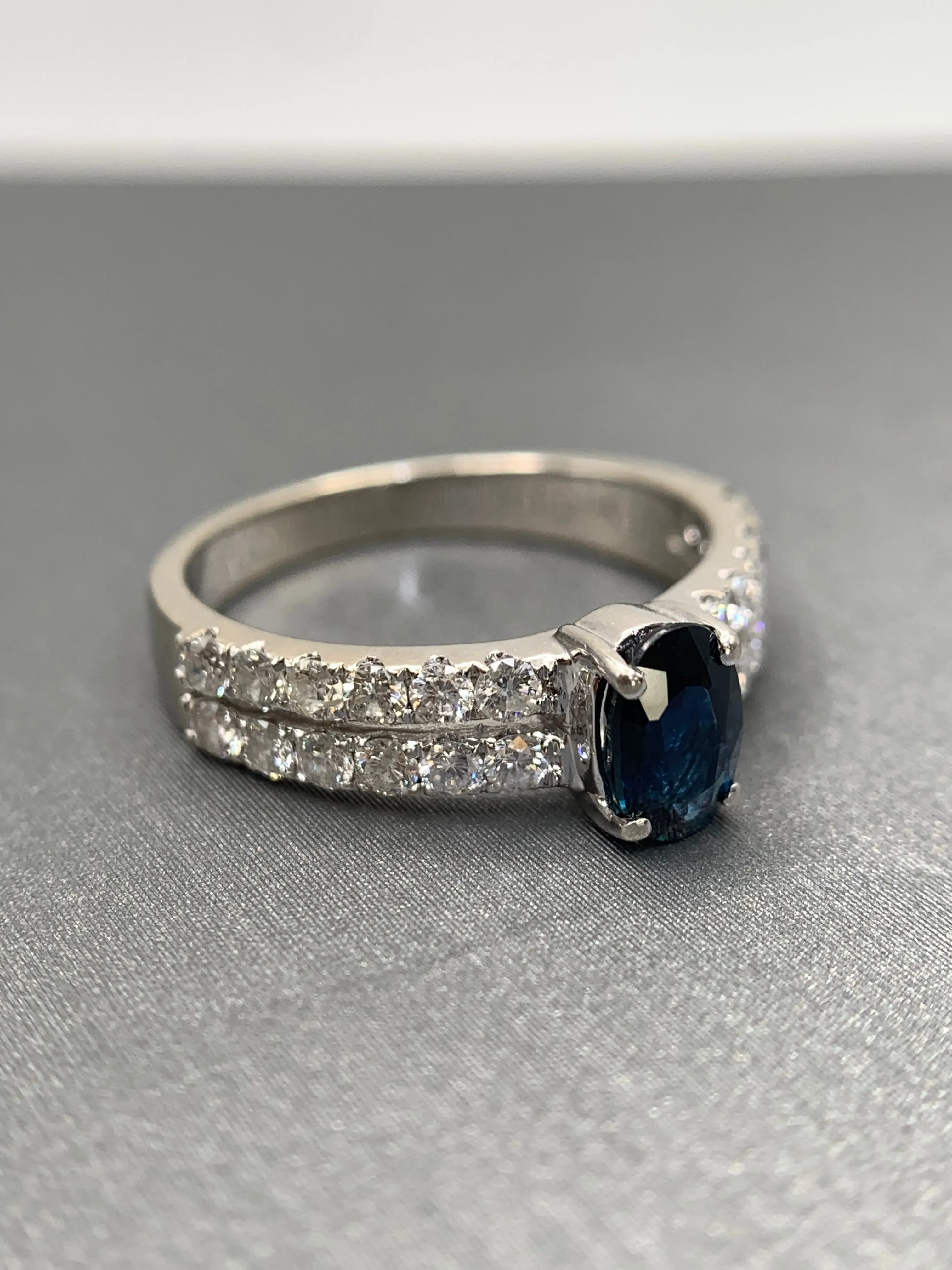 14K White Gold Sapphire & Diamond Ring (Sapphire 0.43ct/ Diamonds 0.48tcw)