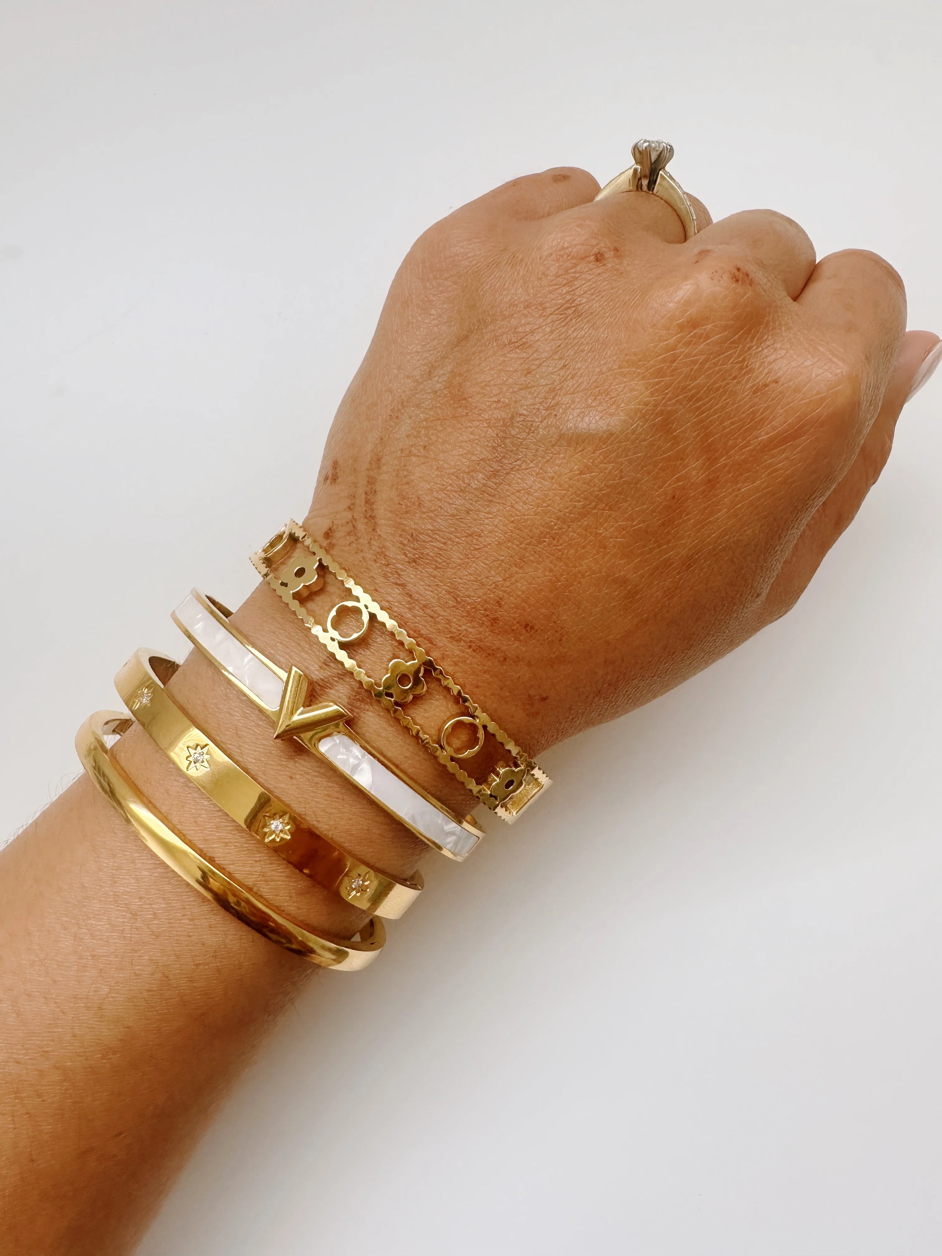 Lea Gold Flower Bangle