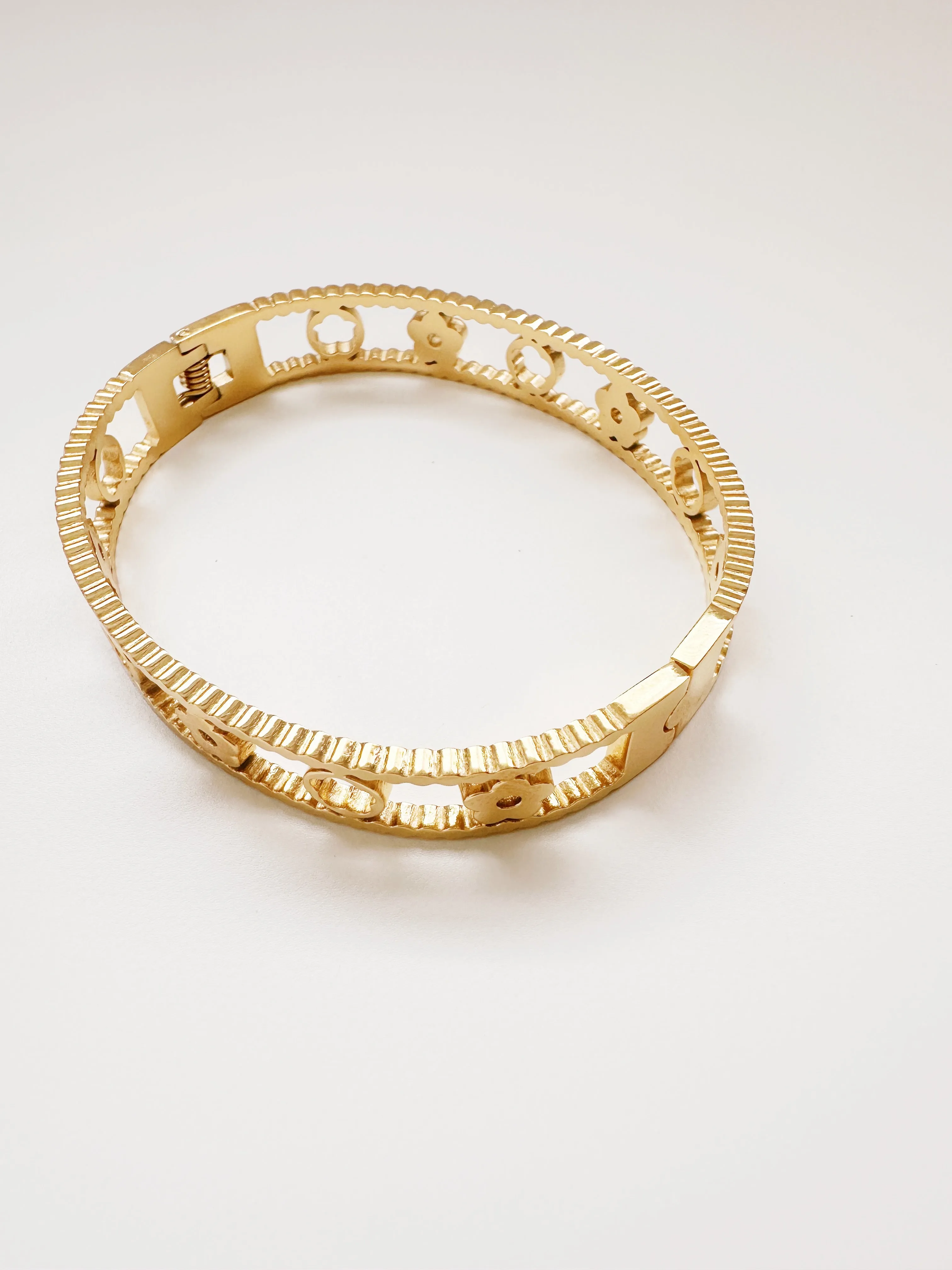 Lea Gold Flower Bangle