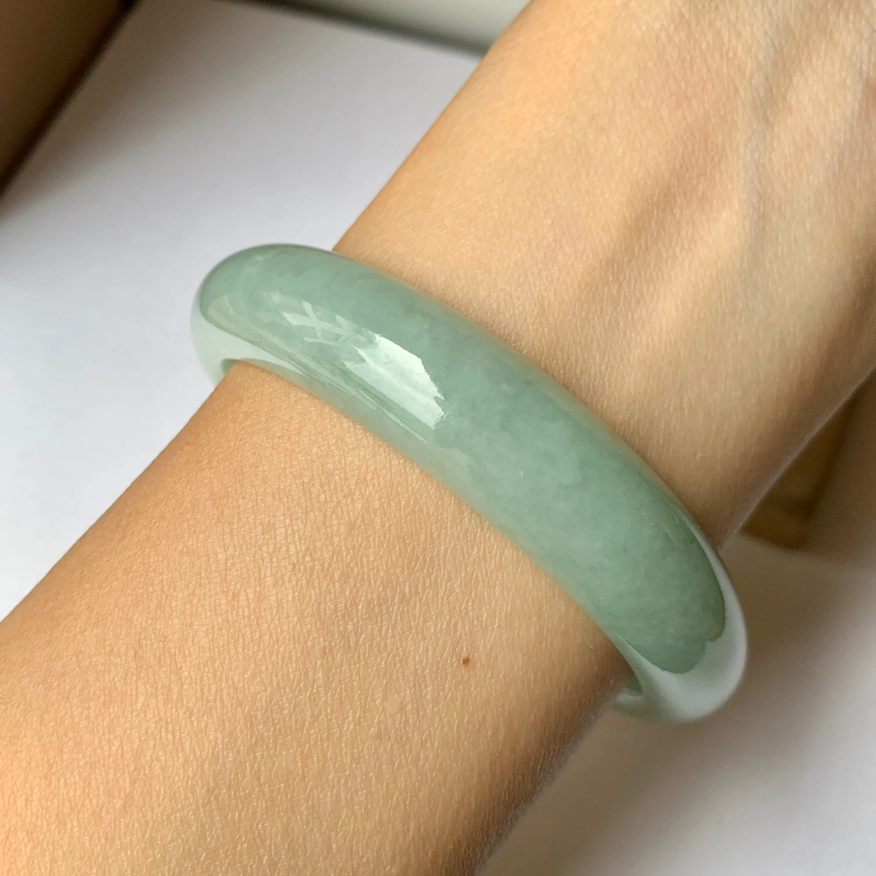 SOLD OUT: 58.8mm A-Grade Natural Green Jadeite Modern Round Bangle No.151658